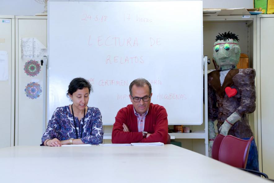 Lectura de Relatos Breves -  Imagen de dos escritores leyendo.