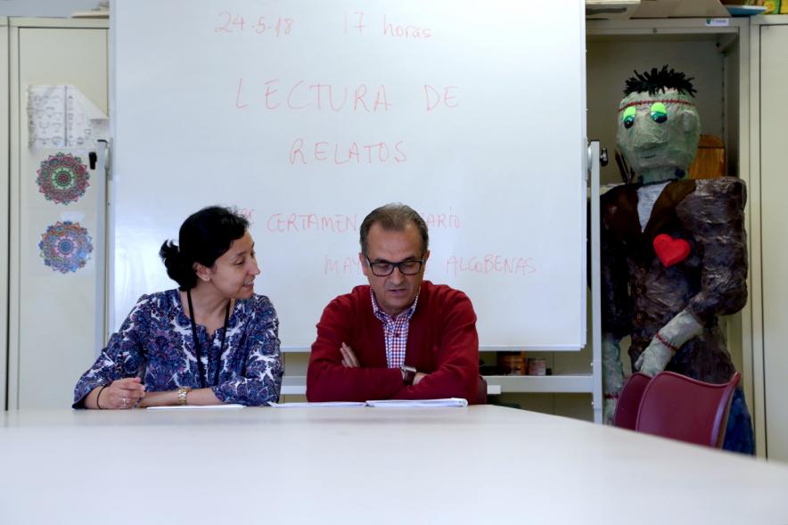 Lectura de Relatos Breves -  Imagen de dos escritores leyendo.