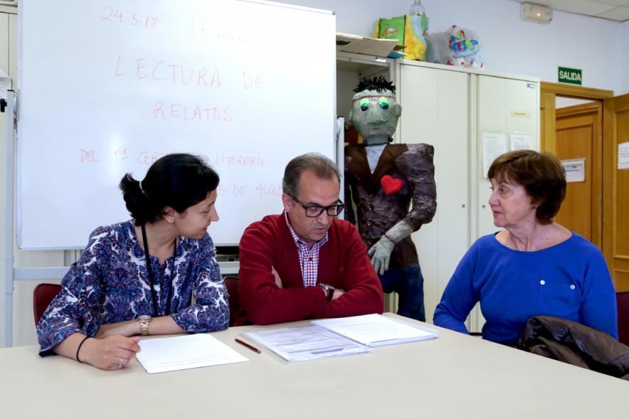 Lectura de Relatos Breves - Imagen de los tres escritores leyendo.
