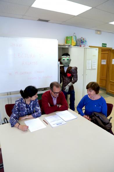 Lectura de Relatos Breves - Imagen de tres escritores leyendo.