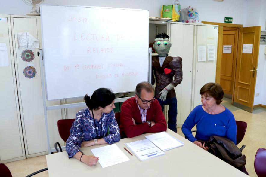 Lectura de Relatos Breves - Imagen de tres escritores leyendo.