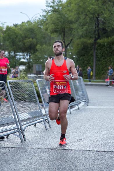 Legua Nocturna Zagros Sport -  Primer plano de un corredor.