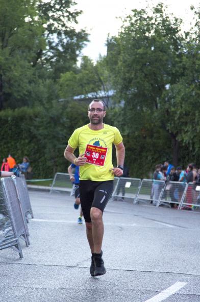 Legua Nocturna Zagros Sport - Primer plano de un corredor.