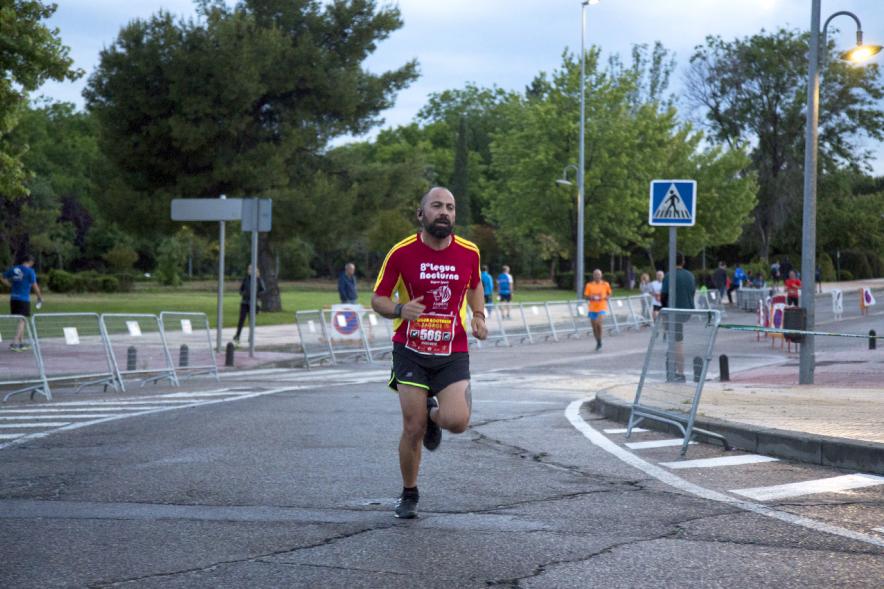 Legua Nocturna Zagros Sport - Primer plano de un corredor.