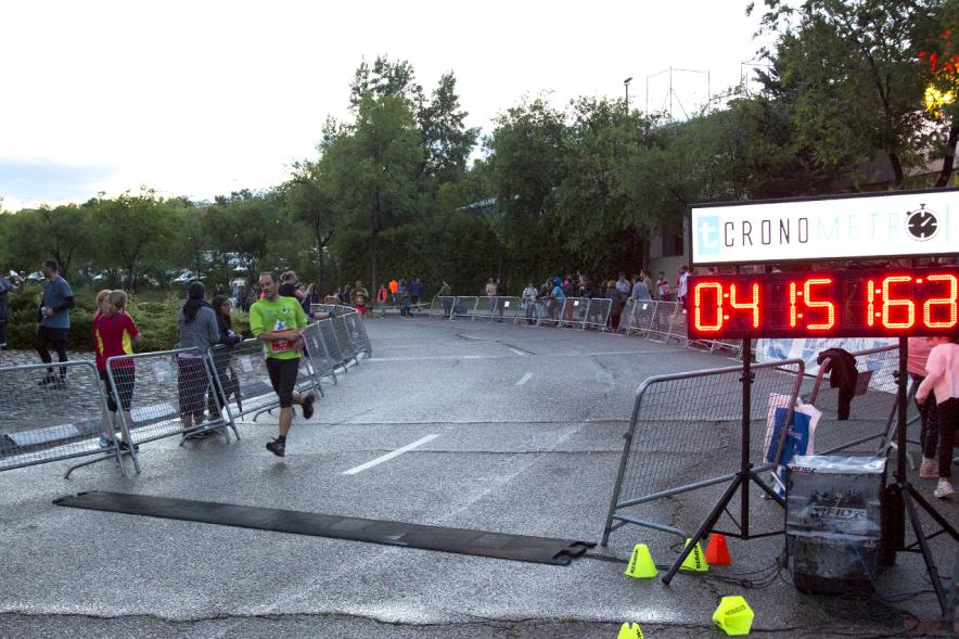 Legua Nocturna Zagros Sport - Imagen de dos corredores de fondo y el cronómetro.-
