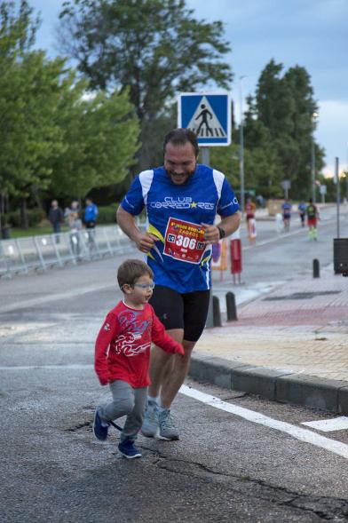 Legua Nocturna Zagros Sport - Imagen de un padre y su hijo corriendo.