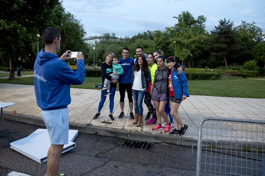 Legua Nocturna Zagros Sport - Posado de  los corredores con los familiares.