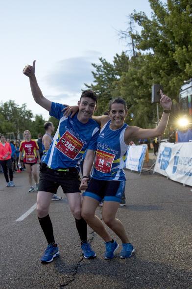 Legua Nocturna Zagros Sport - Posado de dos divertidos corredores.