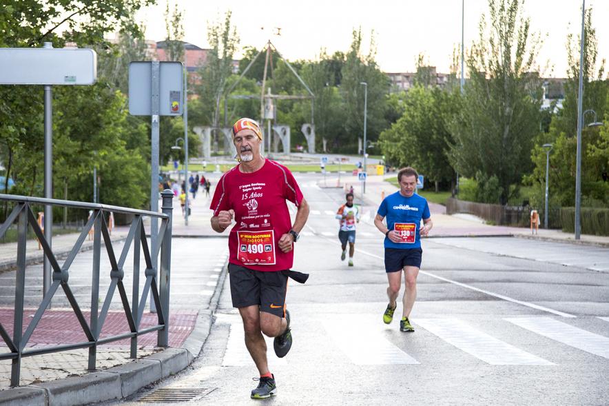 Legua Nocturna Zagros Sport - Primer plano de un corredor.