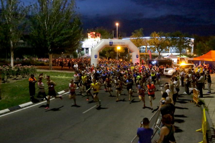 Vª Legua Nocturna Zagros Sports - Imagen de participantes durante la carrera nocturna.