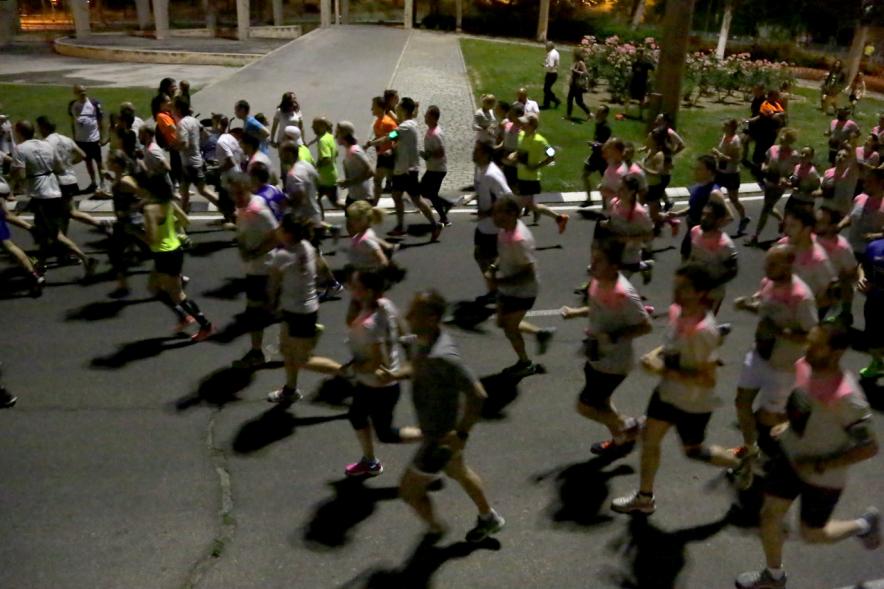Vª Legua Nocturna Zagros Sports - Imagen de participantes durante la carrera nocturna.