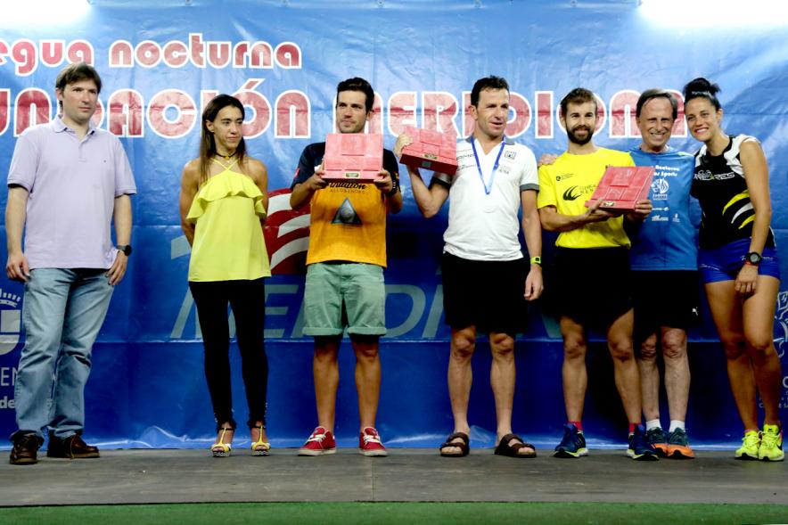 7ª Legua Nocturna Zagros -  Posado de ganadores, patrocinadores y el alcalde.