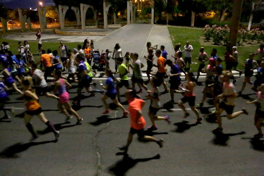 Vª Legua Nocturna Zagros Sports - Imagen de participantes durante la carrera nocturna.