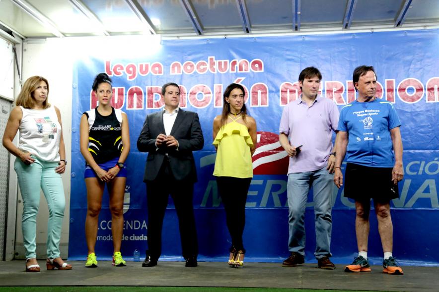 7ª Legua Nocturna Zagros - El  alcalde con los patrocinadores.