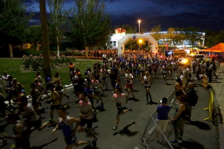 Vª Legua Nocturna Zagros Sports - Imagen de participantes durante la carrera nocturna.