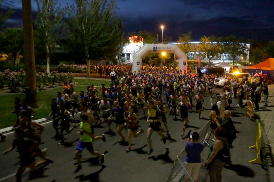 Vª Legua Nocturna Zagros Sports - Imagen de participantes durante la carrera nocturna.
