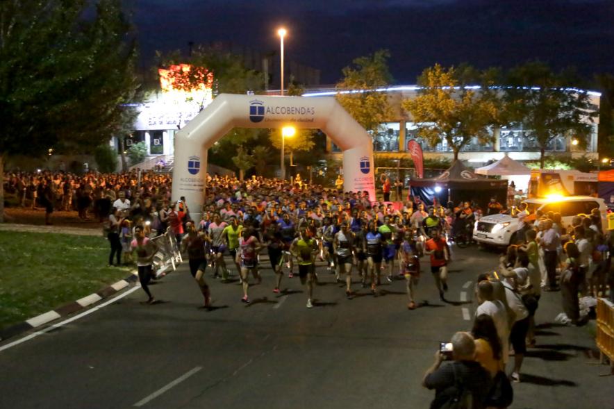 Vª Legua Nocturna Zagros Sports - Imagen de participantes durante la carrera nocturna.