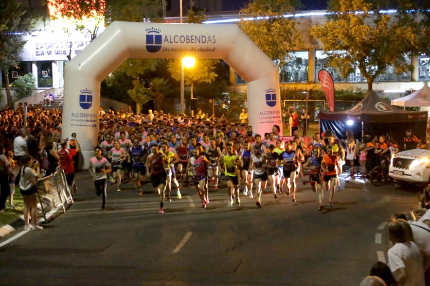 Vª Legua Nocturna Zagros Sports - Imagen de participantes durante la carrera nocturna.