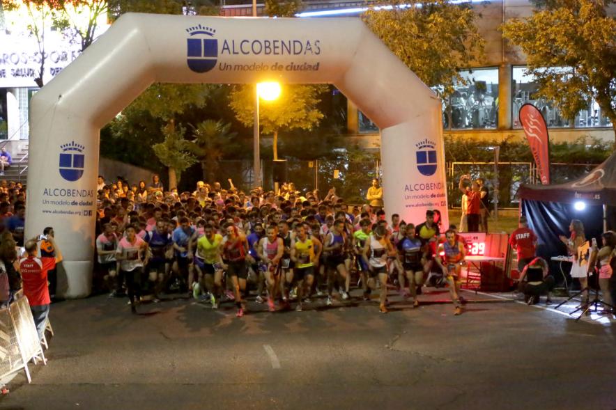 Vª Legua Nocturna Zagros Sports - Imagen de participantes durante la carrera nocturna.