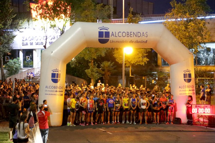 Vª Legua Nocturna Zagros Sports - Imagen de participantes durante la carrera nocturna.