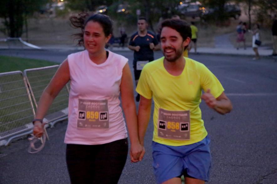 7ª Legua Nocturna Zagros - Primer plano de una pareja de corredores.