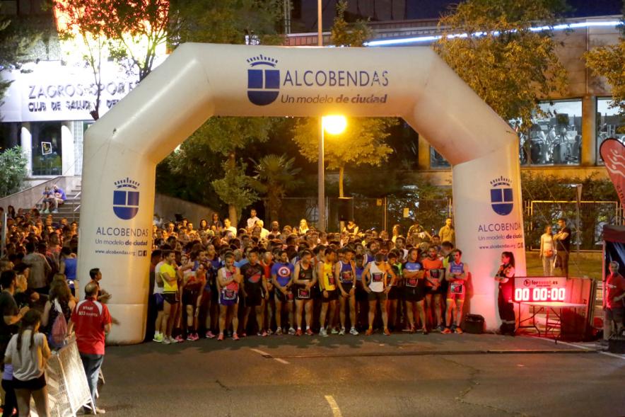 Vª Legua Nocturna Zagros Sports - Imagen de participantes durante la carrera nocturna.