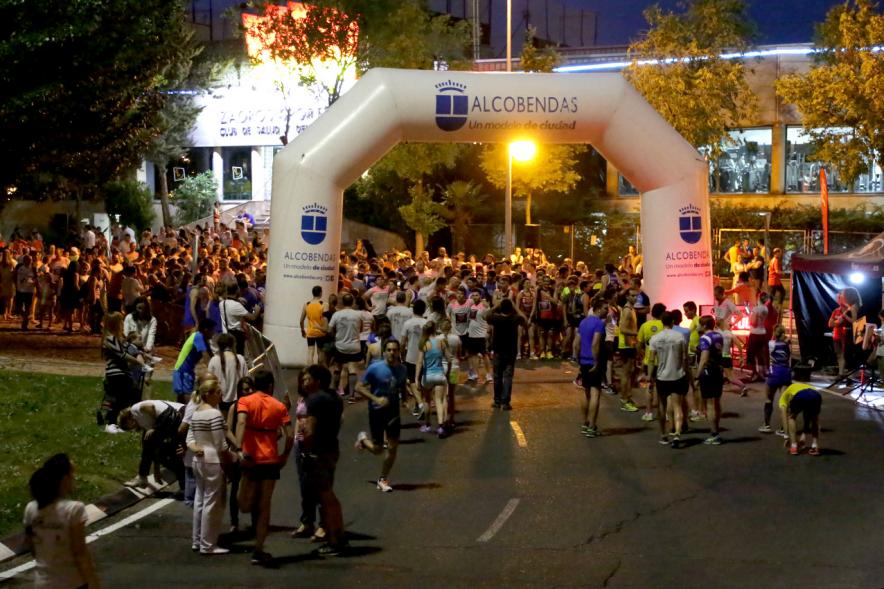 Vª Legua Nocturna Zagros Sports - Imagen de participantes durante la carrera nocturna.
