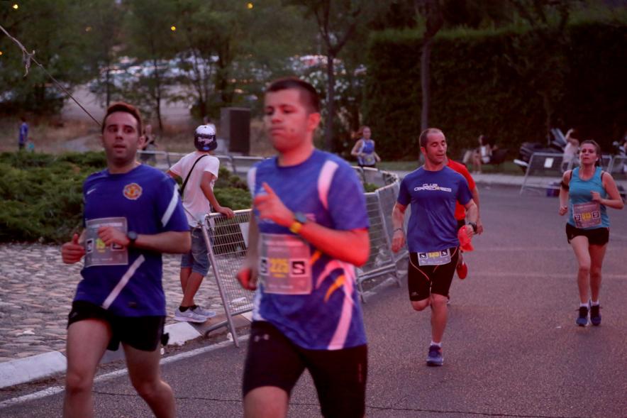 7ª Legua Nocturna Zagros -  Primer plano de los corredores.