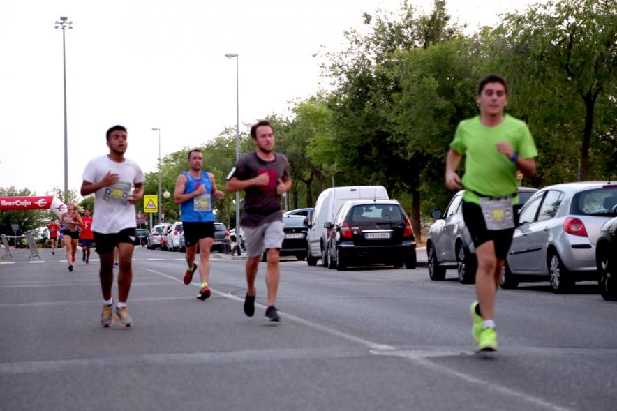 7ª Legua Nocturna Zagros -  Primer plano de los corredores.