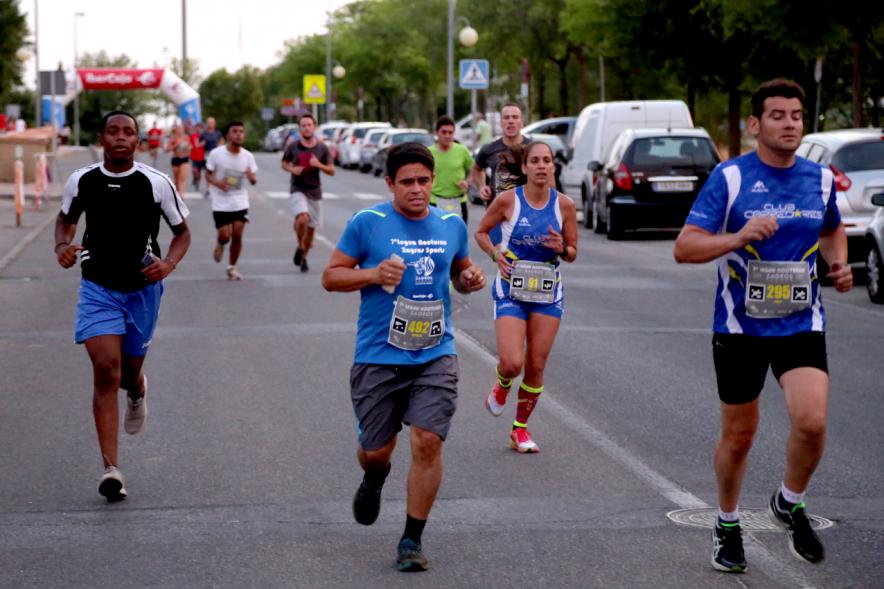 7ª Legua Nocturna Zagros -  Primer plano de los corredores.