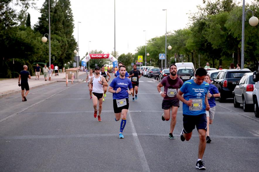 7ª Legua Nocturna Zagros -  Grupo numeroso de corredores.