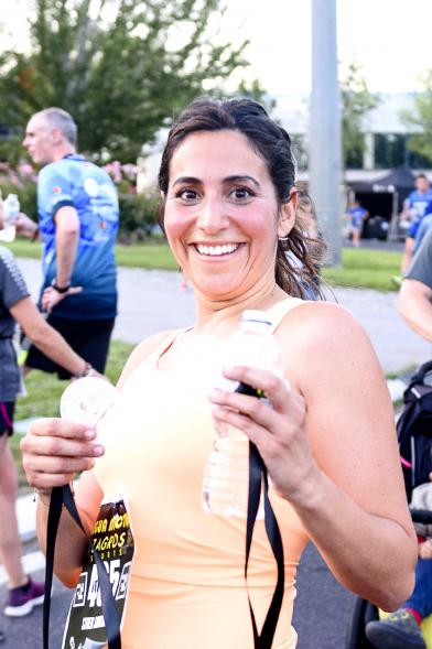 Legua Nocturna 2019 -  Imagen de una participante de la carrera mostrando su medalla.