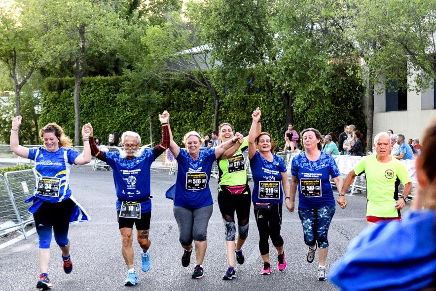 Legua Nocturna 2019 - Imagen de varias mujeres participantes de la carrera.