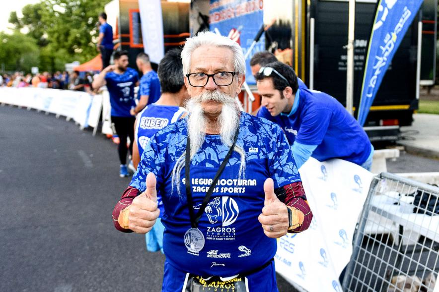 Legua Nocturna 2019 - Imagen de un participante de la carrera con su medalla.
