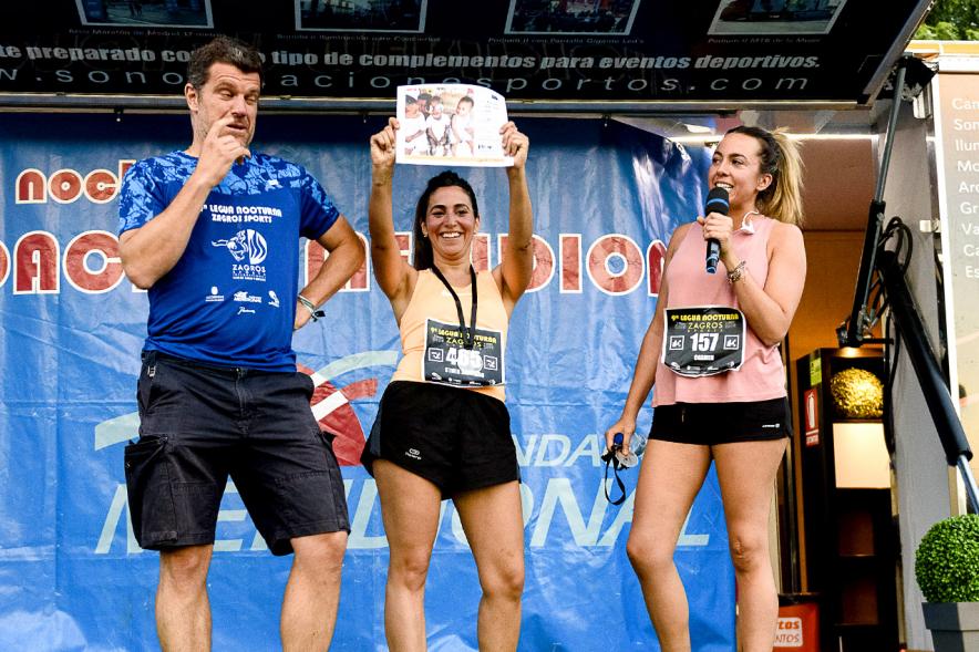 Legua Nocturna 2019 - Imagen de unas corredoras recibiendo su premio en el pódium.