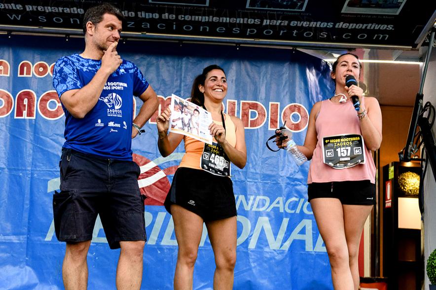 Legua Nocturna 2019 - Imagen de unas corredoras recibiendo su premio en el pódium.