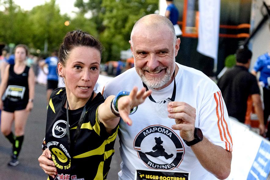 Legua Nocturna 2019 - Imagen de una pareja posando con sus medallas.