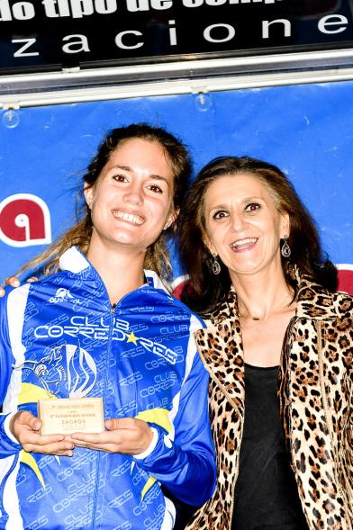 Legua Nocturna 2019 - Imagen de la concejal de deportes Mar Rodríguez posando junto a una participante de la carrera.