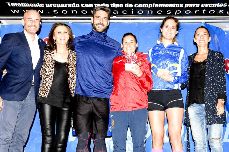 Legua Nocturna 2019 - Imagen de la concejal de deportes Mar Rodríguez y a Jaime Nava, capitán de la Selección Española de Rugby y otras personalidades posando con una participante de la carrera.