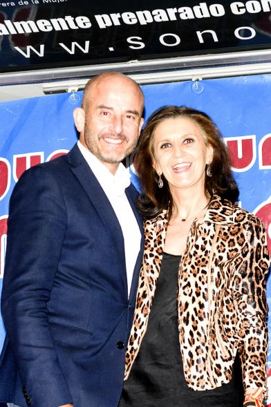 Legua Nocturna 2019 - Imagen de la concejal de deportes Mar Rodríguez posando junto a una persona.