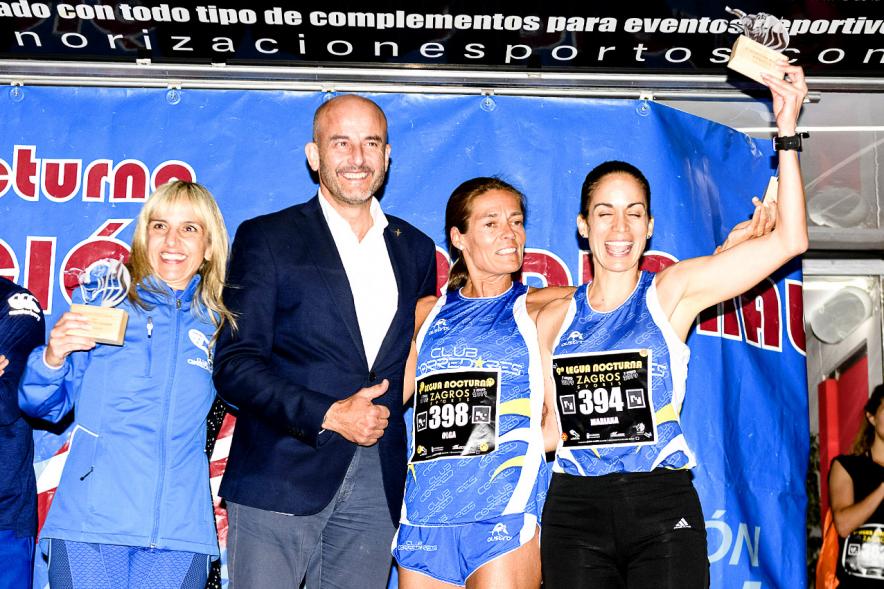 Legua Nocturna 2019 - Imagen de unas corredoras recibiendo su premio en el pódium.