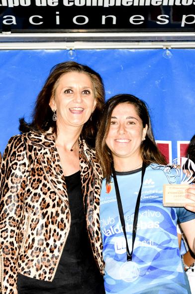 Legua Nocturna 2019 - Imagen de la concejal de deportes Mar Rodríguez posando junto a un participante de la carrera.