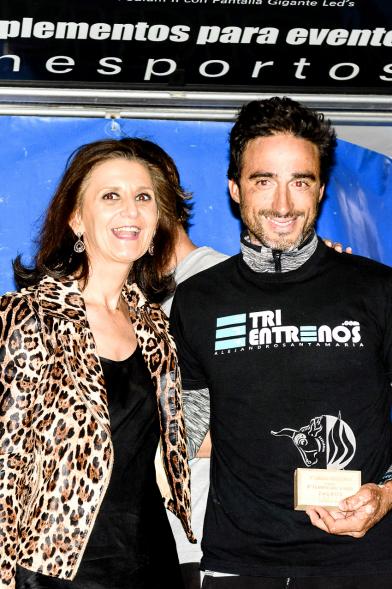 Legua Nocturna 2019 - Imagen de la concejal de deportes Mar Rodríguez posando con un corredor.