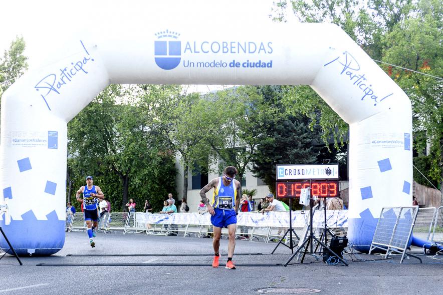 Legua Nocturna 2019 - Imagen de un corredor llegando a la meta.