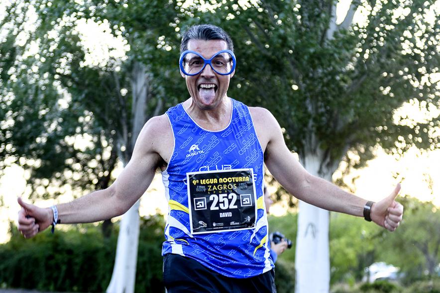 Legua Nocturna 2019 -  Imagen de un participante de la carrera que va disfrazado.