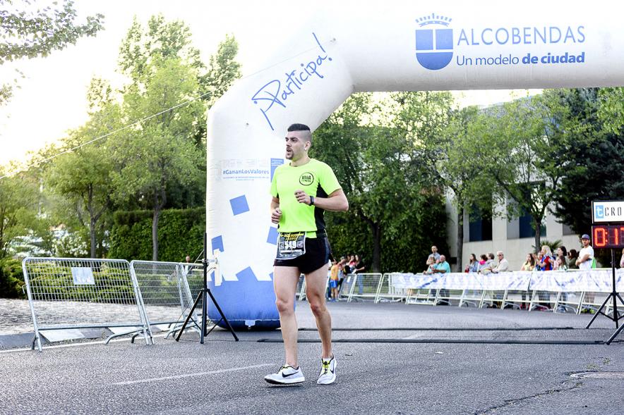 Legua Nocturna 2019 - Imagen de un corredor llegando a la meta.