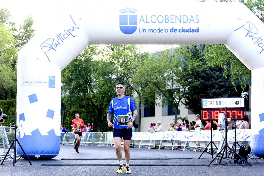Legua Nocturna 2019 - Imagen de un corredor llegando a la meta.