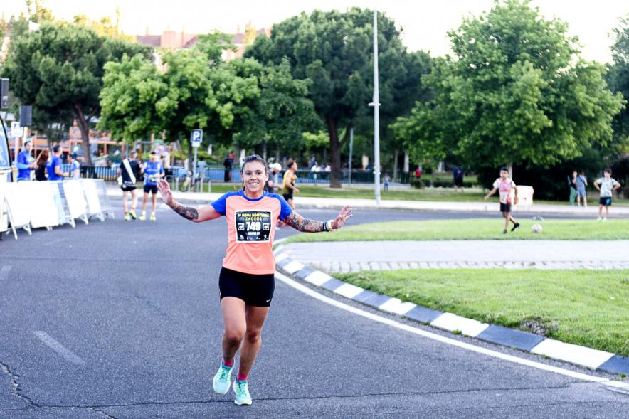 Legua Nocturna 2019 - Imagen de una corredora en un momento de la carrera.