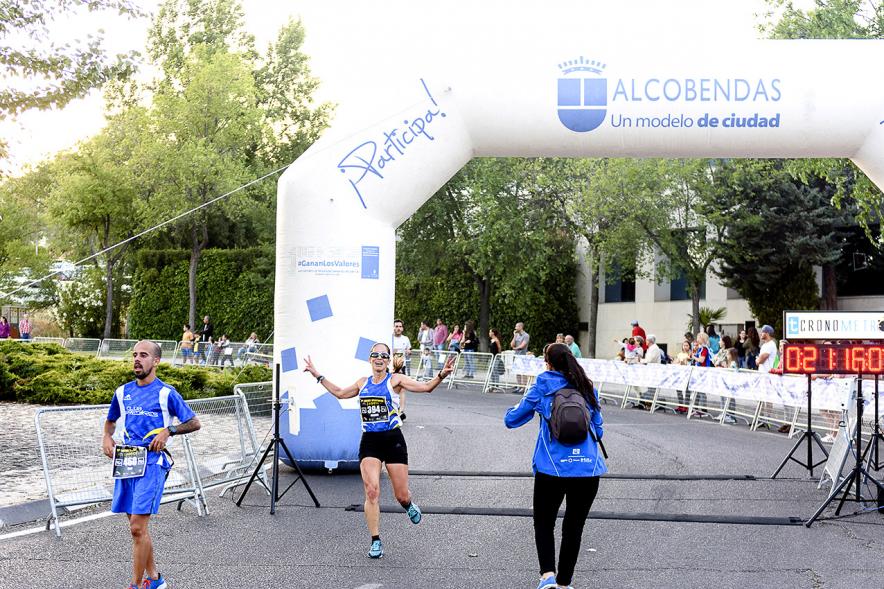 Legua Nocturna 2019 - Imagen de corredores llegando a la meta.