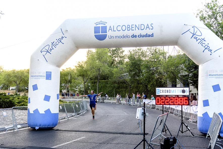Legua Nocturna 2019 - Imagen de un corredor llegando a la meta.